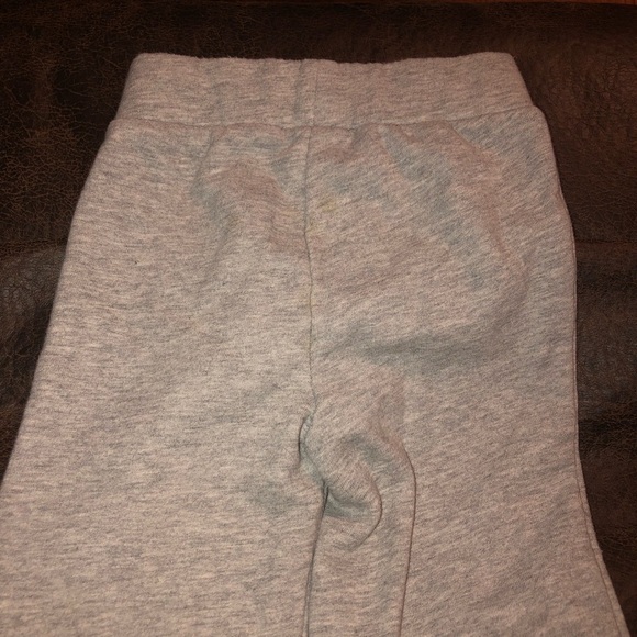 5/$10 Circo size 2T gray sweatpants with pink heart - Picture 4 of 7
